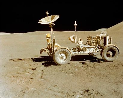 null NASA. Apollo 15. Belle vue du premier Rover lunaire déployé sur la Lune. Sur...