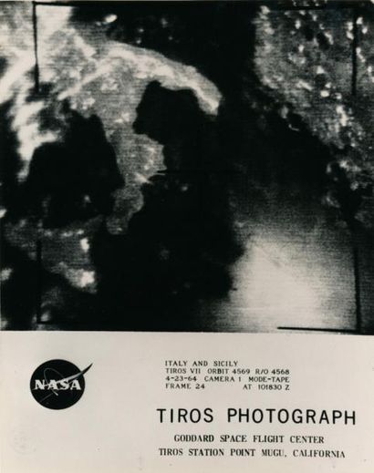 null NASA. Photographie du satellite Tiros de l'Italie et de la Sicile. 20 août 1964....