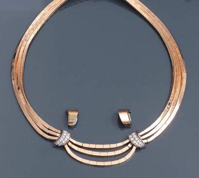 null Elégant collier
Formé de trois liens articulés d'or jaune, 750 MM, liés par...