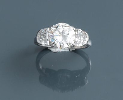 null Bague
En or gris, 750 MM, ornée d'un très beau diamant taille brillant pesant...