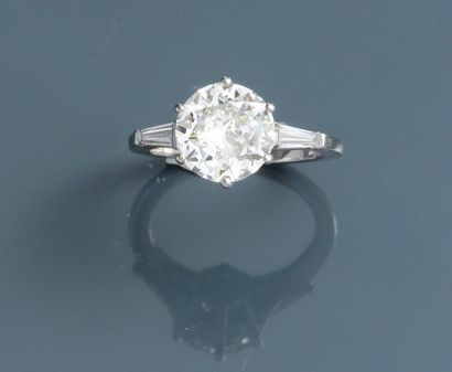 null Bague solitaire
En or gris, 750 MM, ornée d'un beau diamant taille brillant...