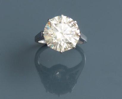 null Bague solitaire
En or gris, platine 900 MM, ornée d'un diamant taille brillant...