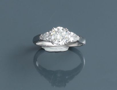 null Bague solitaire
En or gris, 750 MM, ornée d'un diamant taille coussin pesant...