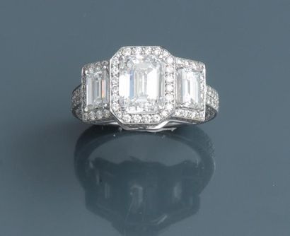 null Très belle bague
En or gris, 750 MM, ornée d'un très beau diamant taille émeraude...