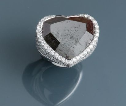 null Bague
En or gris, 750 MM, ornée d'un important diamant taille coeur dit «Carbonado»
Certifié...