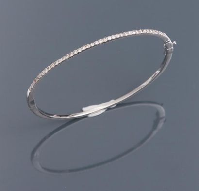 null Bracelet jonc ovale En or gris, 750 MM, orné de diamants en pavage, total: 1,20...