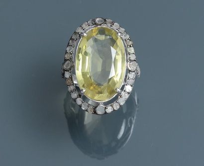 null Bague
En, argent 925 MM, ornée d'une citrine ovale dans un rang de diamants
Taille:...