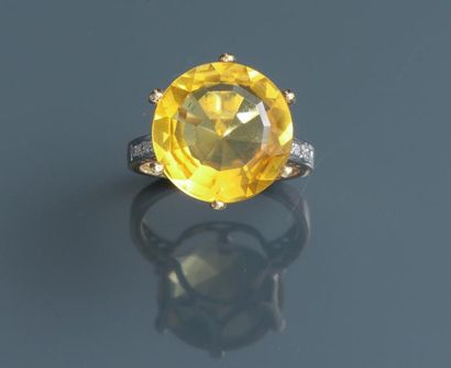 null Bague
En or jaune, 750 MM, ornée d'une pierre jaune entre deux lignes de diamants
Taille:...