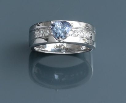 null Bague anneau En or gris, 750 MM, ornée d'une tanzanite triangulaire pesant 1,13...