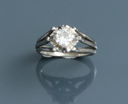 null Bague
En or gris, 750 MM, ornée d'un diamant pesant 0,70 carat environ
Taille:...