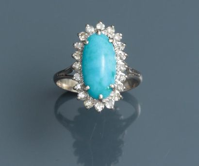 null Bague
En or gris, 750 MM, centrée d'une turquoise entourée de diamants
Taille:...