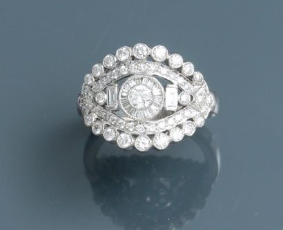 null Jolie bague plate
En or gris, 750 MM, ornée de diamants taille brillant et taille...