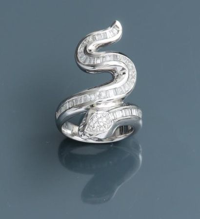 null Bague «Serpent»
En or gris, 750 MM, souligné de diamants taille baguette et...