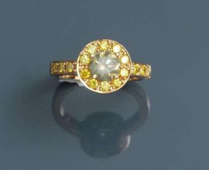 null Bague ronde En or jaune, 750 MM, centrée d'un diamant naturel taille brillant...