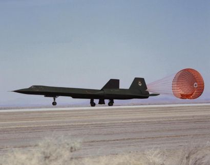 null NASA. Parfait atterrissage de l'avion expérimental "BLACK BIRD" ou SR-71s qui...