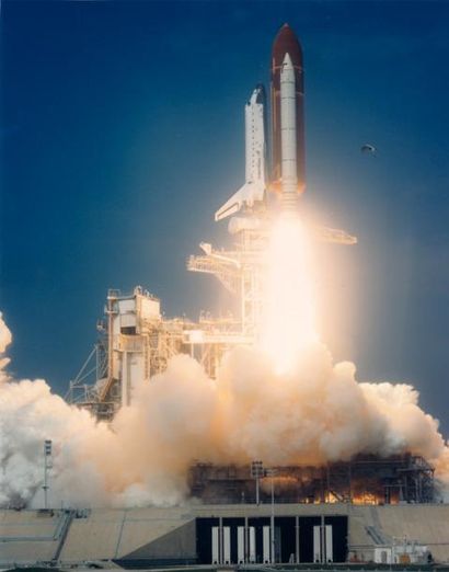 null NASA. La navette spatiale Atlantis (Mission STS-37) s'élève dans le ciel dans...