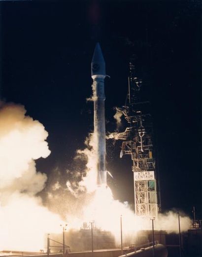 null NASA. Beau décollage de nuit d'une fusée Atlas 1. A son bord le satellite GOES-1,...