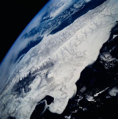 null NASA. GRAND FORMAT. Magnifique vue du globe terrestre depuis l'Espace (Navette...