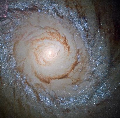 null NASA. HUBBLE. Impressionnant vue de dessus d'une galaxie située à 15 millions...