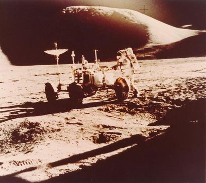 null Nasa. Apollo 15. James Irvin et le Rover devant le mont Hadley. Juillet 1971....
