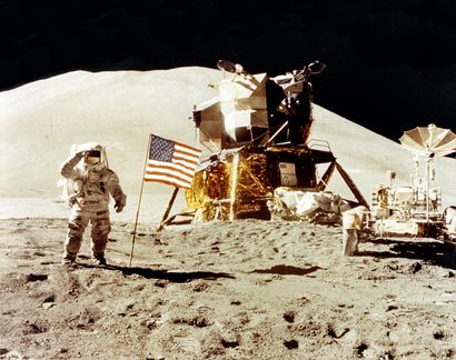 null Nasa. Apollo 15, 1971. L'astronaute David Scott salut le drapeau américain aux...