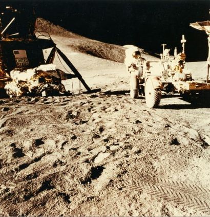 null NASA. Apollo 15, 1971. Vue du module lunaire et du rover lunaire. Au premier...