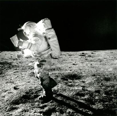 null Nasa. L'astronaute Edgard Mitchel sur le sol lunaire. Apollo 14, février 1974.Tirage...