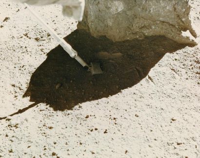 null NASA. Mission Apollo 16. A l'aide d'une mini-pelle télescopique, un astronaute...