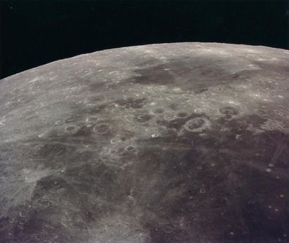null NASA. Apollo 16. Très belle vue de la surface lunaire réalisée au cours de la...