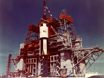 null Nasa. Elévation d'un étage de la fusée Saturne 5 de la mission Apollo 17 en...