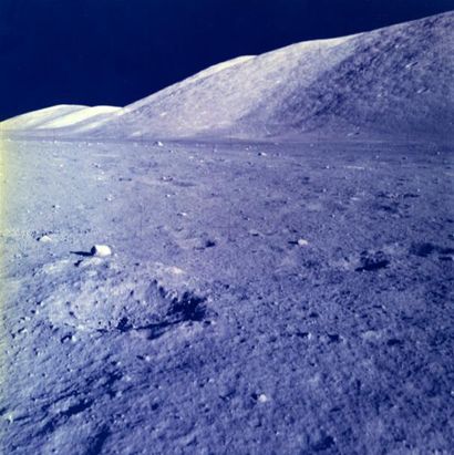 null Nasa. Mission Apollo 17. Observation du paysage lunaire lors de la première...