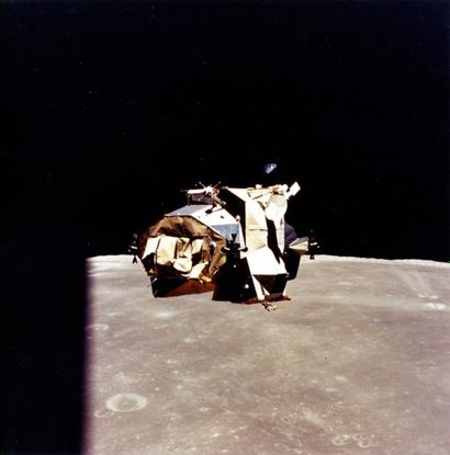 null Nasa. Apollo 16. Rare vue de la partie supérieure du module lunaire "Orion"...