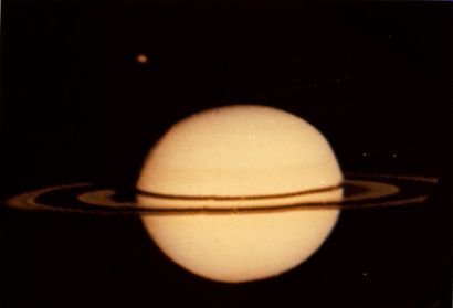 null NASA. Une des première image historique de Saturne réalisée par la sonde Pioneer...