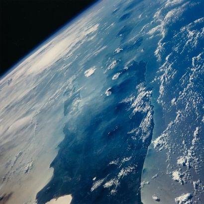null NASA. Splendide vue du globe terrestre depuis l'Espace et la navette spatiale...