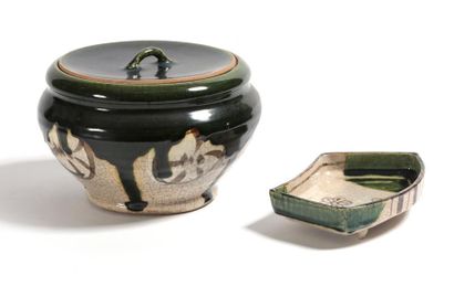 Japon, 1950 
Pot à eau et petite coupelle Utilisé pour la cérémonie du thé
Céramique...