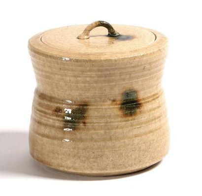 Japon, 1950 
Pot à eau Uutilisé pour la cérémonie du thé
Céramique à glaçures
Haut.:...