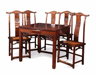 Chine, XIX° siècle 
Ensemble de salle à manger
Composé d'une table en bois de rose...