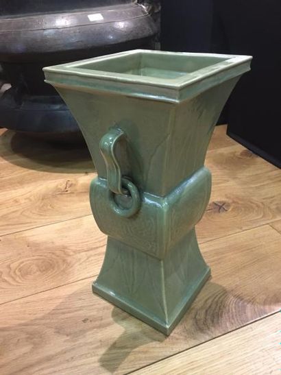 null Chine

Vase de forme gu en grès porcelaineux céladon 

Style Ming

H 40 cm