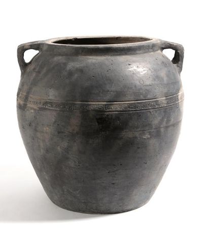 CHINE 
Vase style Han
Terre cuite grise et noire
Haut.: 39 cm