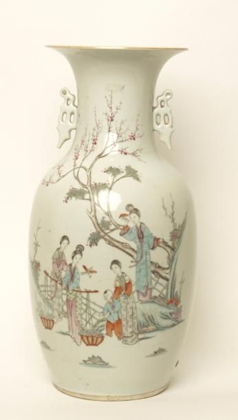 Chine, début XX° siècle 
Vase balustre décor de personnages féminins et calligraphies
Haut.:...