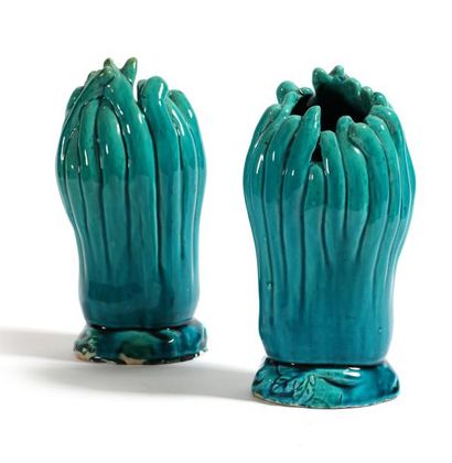 Chine, époque QING 
Paire de vases
Couverte bleu turquoise
Haut.: 23 cm
Très légers...