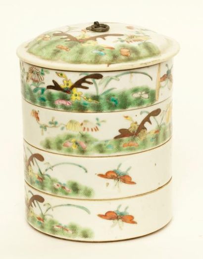 CHINE XIX° siècle Boîte à compartiments
Porcelaine de la famille verte
Haut.: 16...