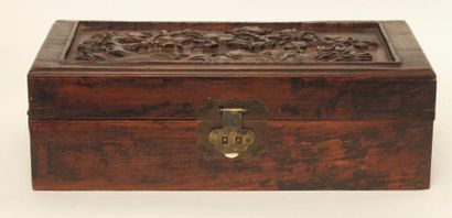 Chine, XIX° siècle Coffre en palissandre sculpté sur le dessus de motifs floraux
Long.:...