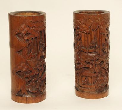 Chine, XX° siècle Paire de Bitong (pots à pinceaux)
Bambou finement sculpté d'une...