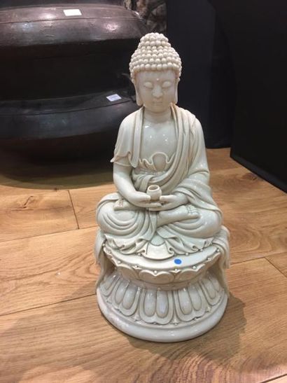 null Chine

Bouddha assis en porcelaine blanche

H 38 cm