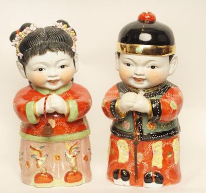 Chine, 1950 
Deux enfants de cour
Porcelaine
Haut.: 50 cm