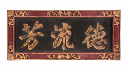 Chine, début XX° siècle 
Panneau de Bienvenue
Bois laqué et doré, caligraphies
100...