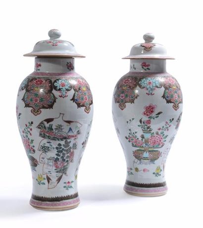 Époque Qing XVIII°- XIX° 
Paire de grands vases couverts
Vases en porcelaine et émaux...