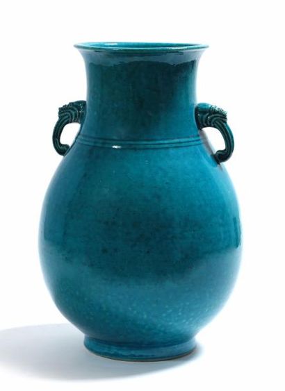 Époque Qing 
Grand vase
En porcelaine à couverte turquoise Anses têtes d'éléphants
Haut.:...