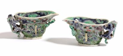 Chine, époque QING 
Paire de coupes libatoires
En porcelaine à couverte bleu turquoise...